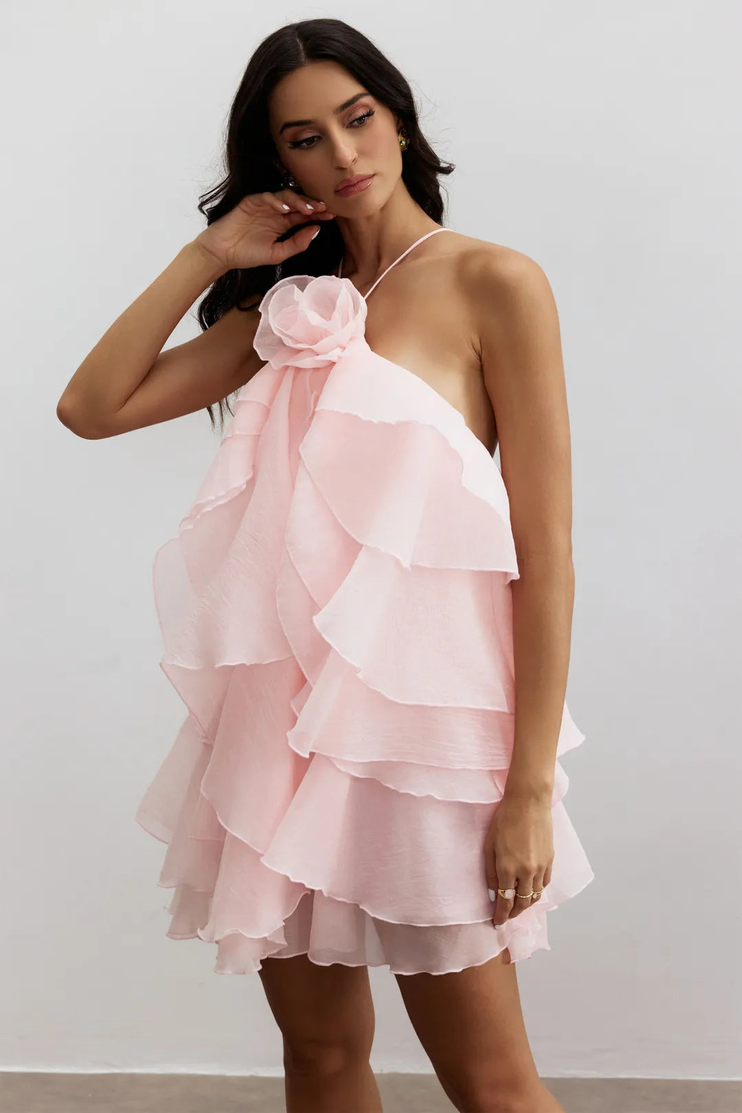 Sara | Vestido mini de volantes con espalda abierta